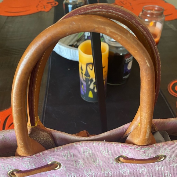 Dooney & Bourke Signature Logo Purse (Pink) w/Gold Haddware & Shoulder Strap. - Picture 8 of 12